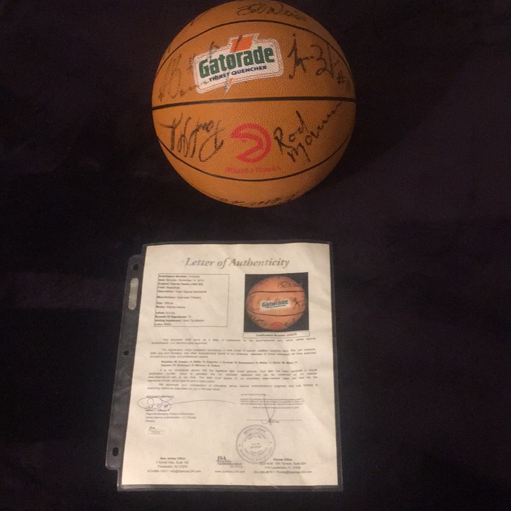 Atlanta Hawks 1992 Official team signed basketball